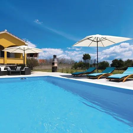 3 Bedroom Lovely In Hébergement de vacances Vrsi